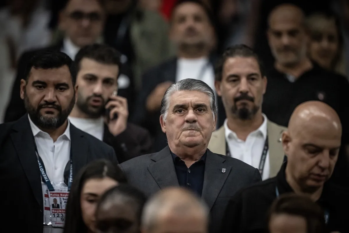 Serdal Adalı maç bitmeden salondan ayrıldı