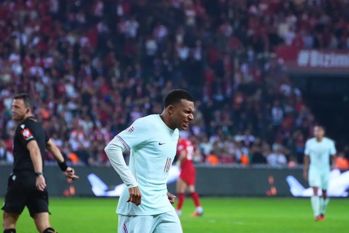 Kylian Mbappe golü attı, oyundan çıkmak zorunda kaldı! Dünya yıldızı Türkiye'de sakatlandı