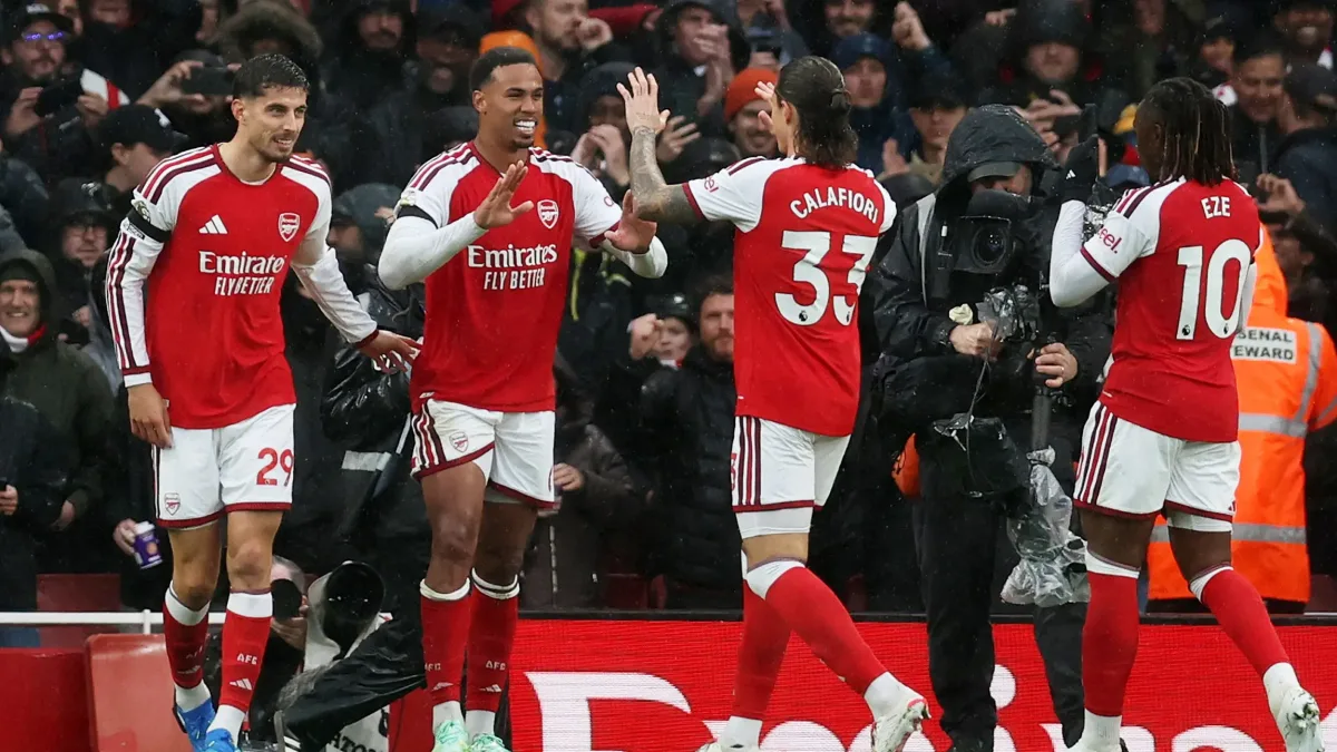 Arsenal, Everton'ı stoperleriyle devirdi: Zirveye ortak oldu