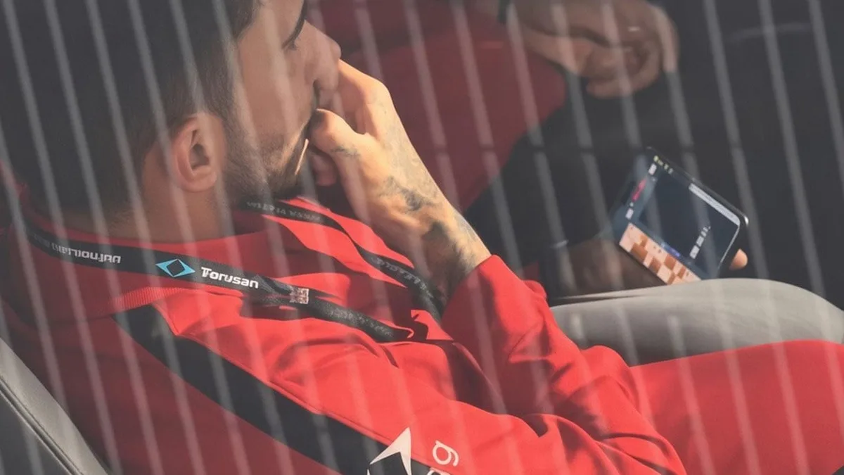 Milli futbolcunun kulübedeki görüntüleri tepki çekti! Maç öncesi okey oynamış