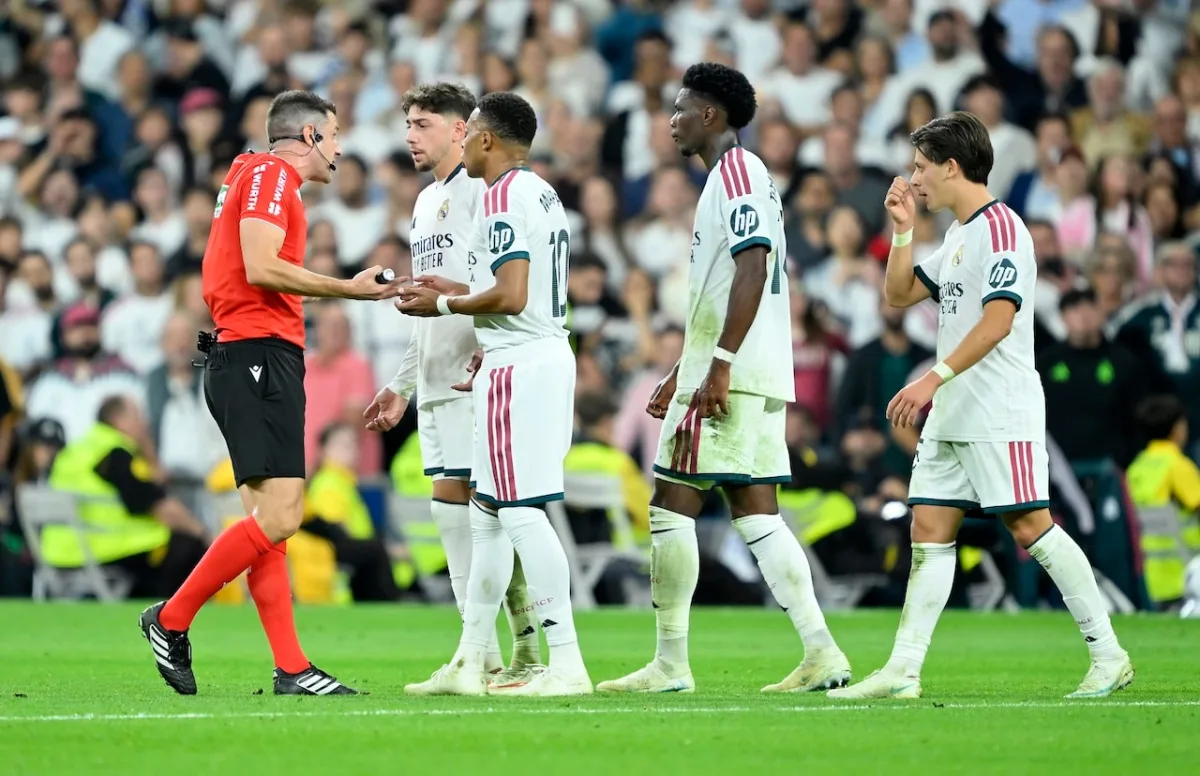 Vinicius rakibinin saçını çekti ortalık karıştı! Real Madridli futbolcular hakemin üzerine yürüdü