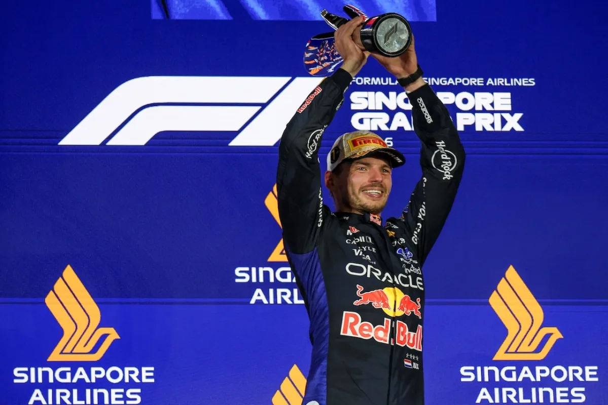 Singapur'da kazanan Verstappen