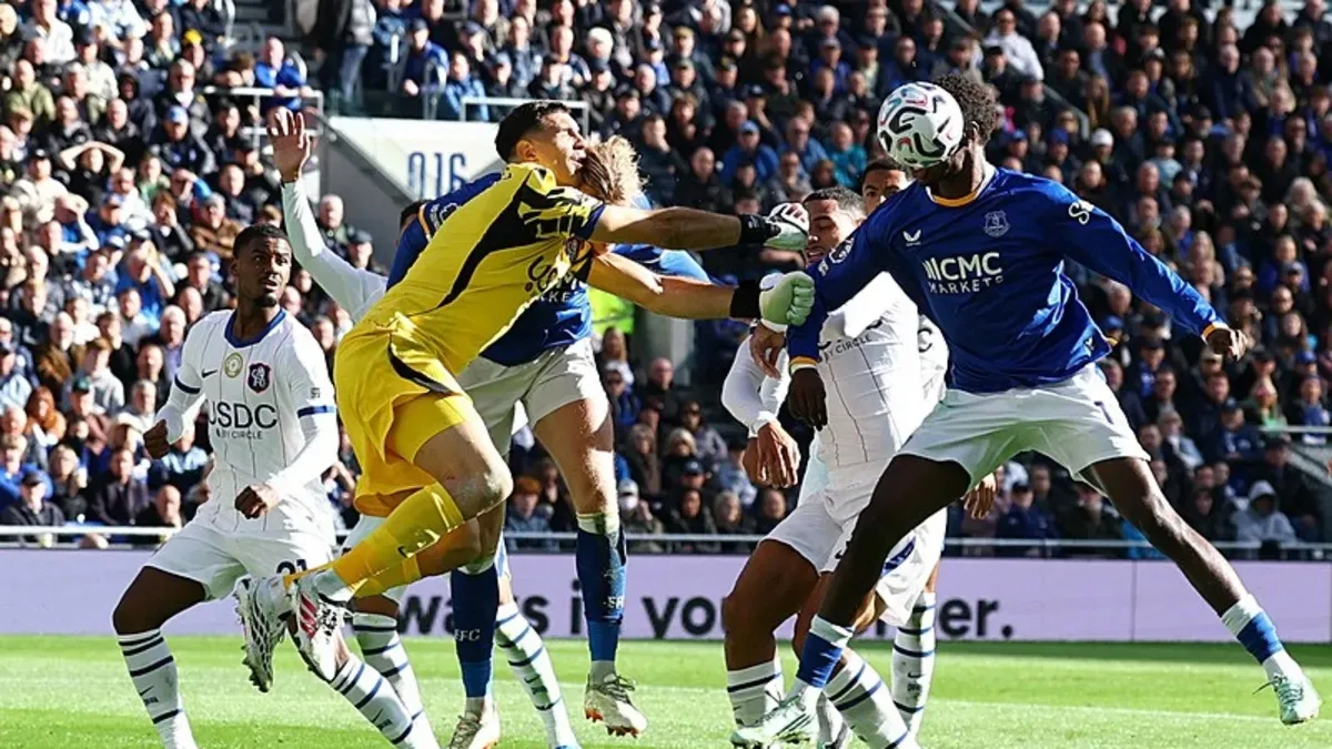 Everton-Chelsea karşılaşmasında endişelendiren sakatlık! Emiliano Martinez sahadan sedyeyle ayrıldı