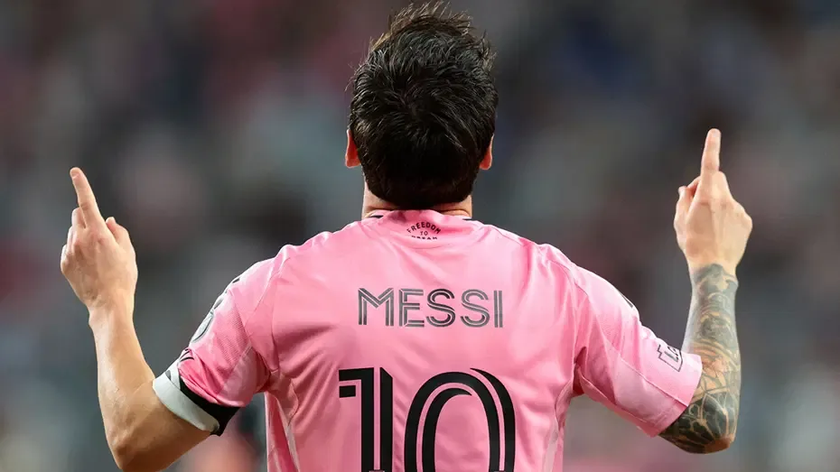 Messi takım arkadaşını da çalımlayıp golü attı, rekora koşuyor